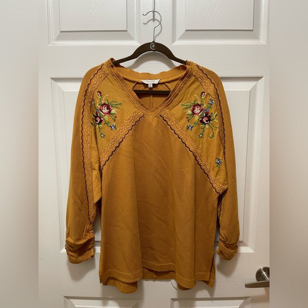 Tru Luxe Womens Embroidered V-Neck Top Blouse Size M Knit Floral NWT